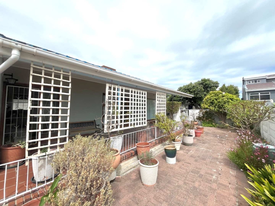 4 Bedroom Property for Sale in Lakeside Western Cape